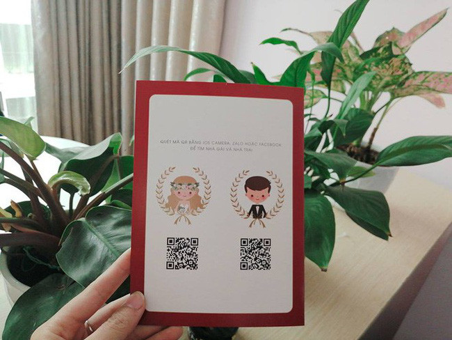 Một đám cưới khác cũng sử dụng mã QR và ứng dụng để quét mã này, khách mời sẽ biết được địa điểm tổ chức lễ cưới của nhà trai và nhà gái.