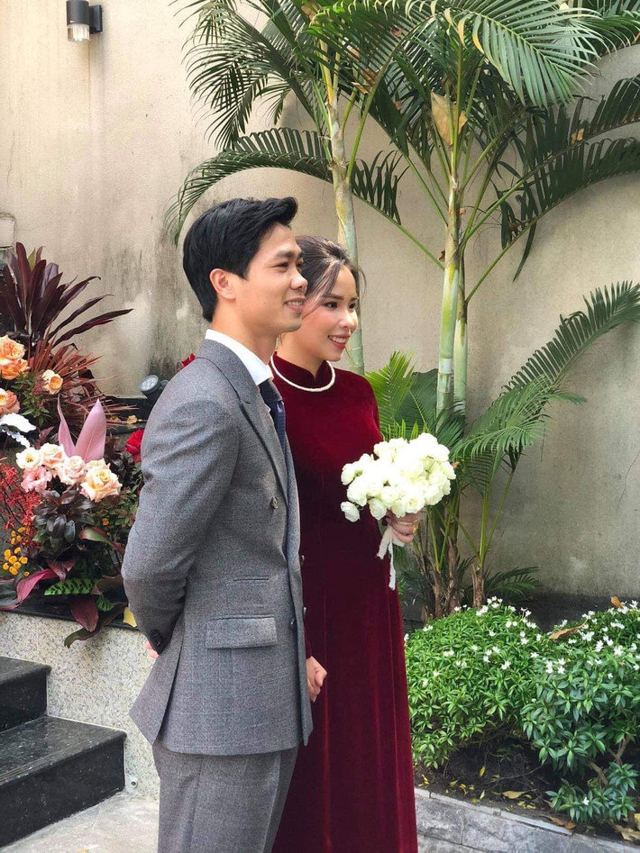 Hình ảnh cô dâu Viên Minh và chú rể Công Phượng trong ngày đính hôn cũng lộ diện.