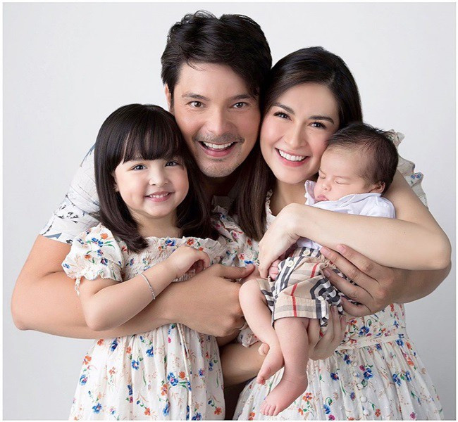 Zia tên thật là Maria Letizia Gracia-Dantes, sinh ngày 23/11/2015. Cô bé là “kết tinh tình yêu” đầu tiên của nữ diễn viên Marian Rivera và nam tài tử Dingdong Dantes sau 6 năm hẹn hò.
