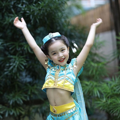 Một số người thậm chí còn khẳng định, cô bé sẽ sớm “soán ngôi” mẹ vì dù còn nhỏ tuổi, Zia đã lộ rõ nét của một “mỹ nhân tuyệt sắc”.