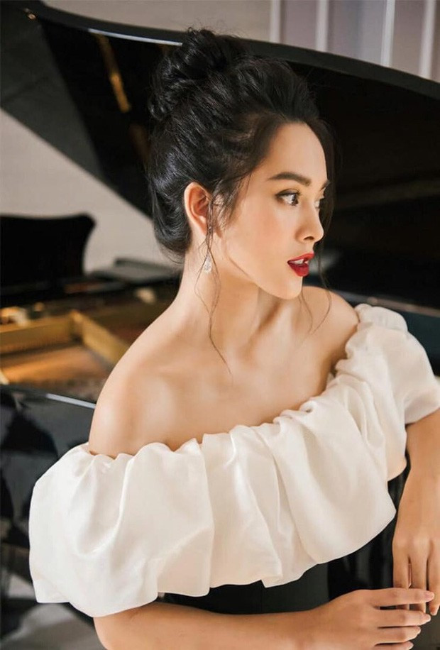 Quỳnh Lương được gọi là bản sao của Hoa hậu Tiểu Vy với gương mặt đẹp thanh thoát, mái tóc đen dài cùng dáng vóc cân đối.