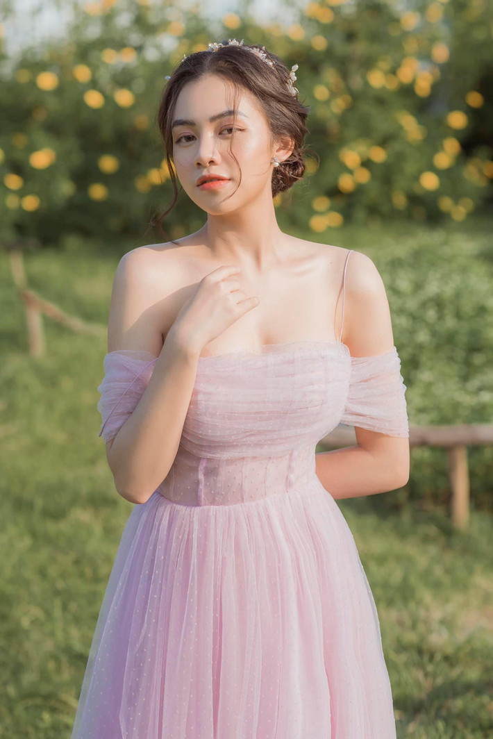 Vũ Thùy Linh (sinh năm 1999) hiện đang là sinh viên năm thứ 3, Đại học Văn hóa Nghệ thuật Quân đội. Nữ sinh không chỉ sở hữu ngoại hình xinh đẹp, cuốn hút mà còn có nhiều tài lẻ, đặc biệt là giọng hát hay, ngọt ngào.