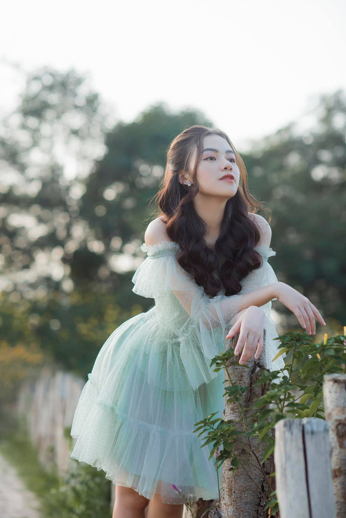Sở hữu ngoại hình xinh đẹp nên Thùy Linh luôn bị nhầm là hot girl, thậm chí có người còn nhầm cô nàng là một idol Hàn Quốc nào đó.