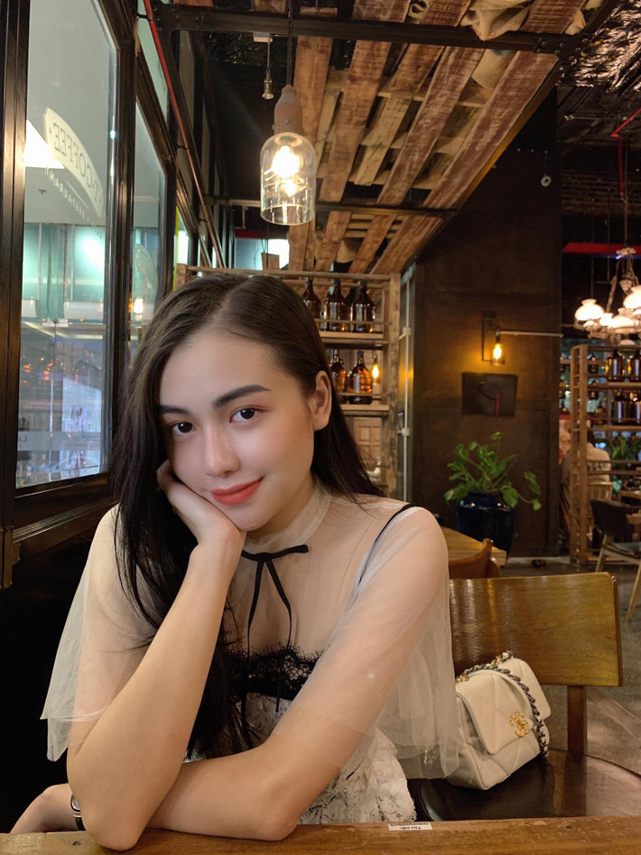 Cô gái 9x này cho biết, trước mắt cô sẽ hoàn thành chương trình học Đại học, sau đó trau dồi bản thân để trở thành một ca sỹ chuyên nghiệp về dòng nhạc dân gian.