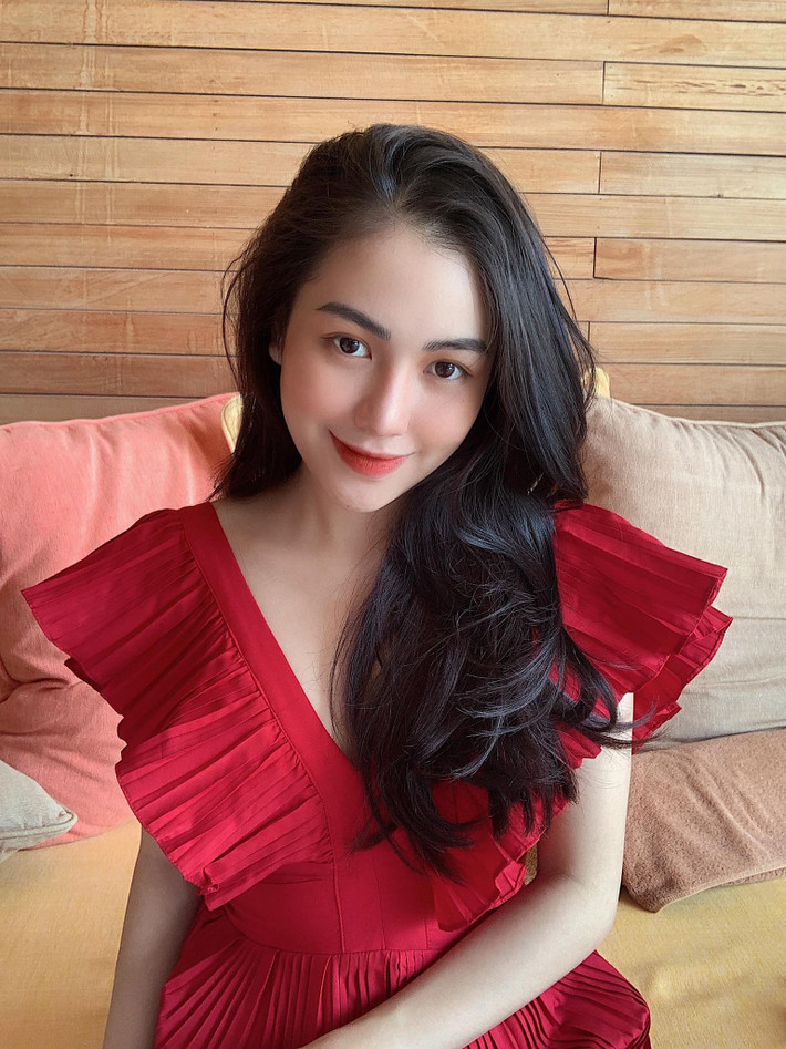 Ngoài đời, Thùy Linh theo đuổi phong cách thời trang thanh lịch.