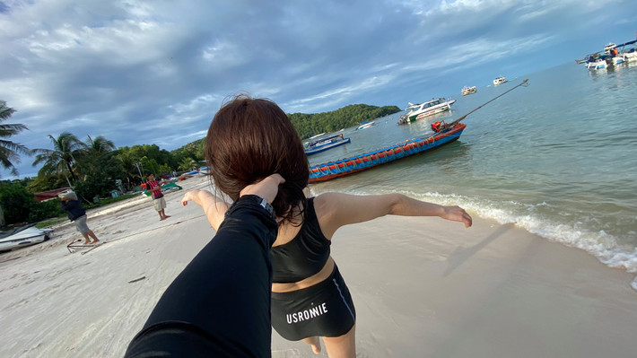 Dù đi ra biển hay đứng ngắm cảnh cô gái trong bộ ảnh đều bị nắm tóc từ phía sau nhìn khá là... khó chịu.