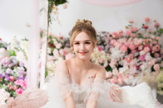 Được biết đến là hot girl với vẻ ngoài xinh đẹp pha nét lai Tây cuốn hút nên đám cưới của Xoài Non, tên thật Phạm Trang trở thành sự kiện được dân mạng mong chờ hơn bao giờ hết.