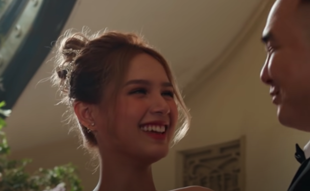 Thấy vợ quá đẹp nên Xemesis đành ngậm ngùi thừa nhận ảnh cưới chính là khoảnh khắc để cô dâu toả sáng, chú rể cứ làm background thôi cũng được.