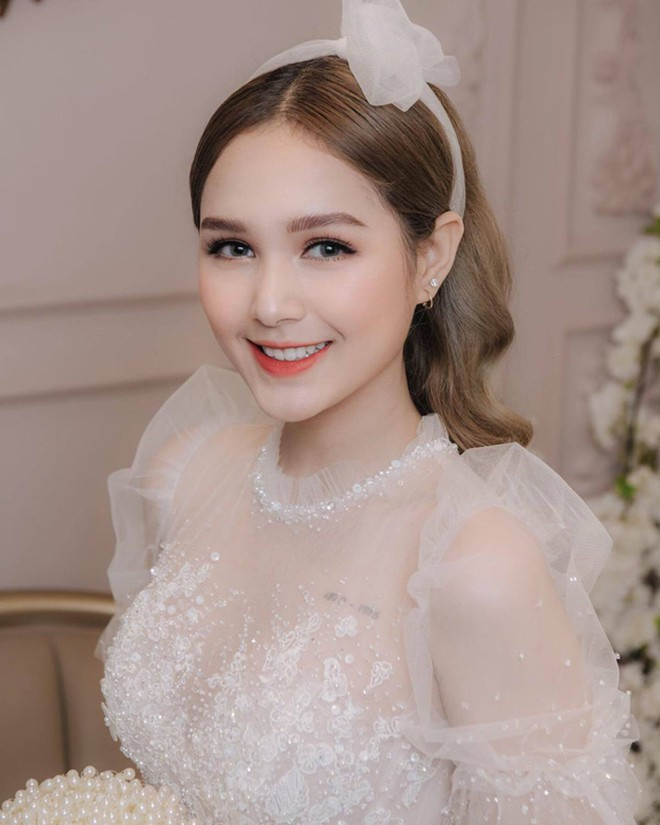Trên mạng xã hội, Xoài Non thu hút sự quan tâm của cộng đồng mạng bởi gu ăn vận gợi cảm, sành điệu.