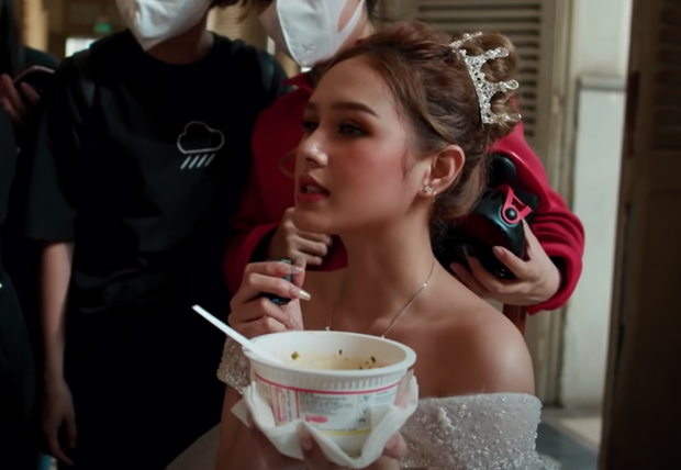 Khung hình cap màn hình vội cũng thấy được hot girl Xoài Non vẫn giữ được vẻ đẹp cực kỳ thần thái.