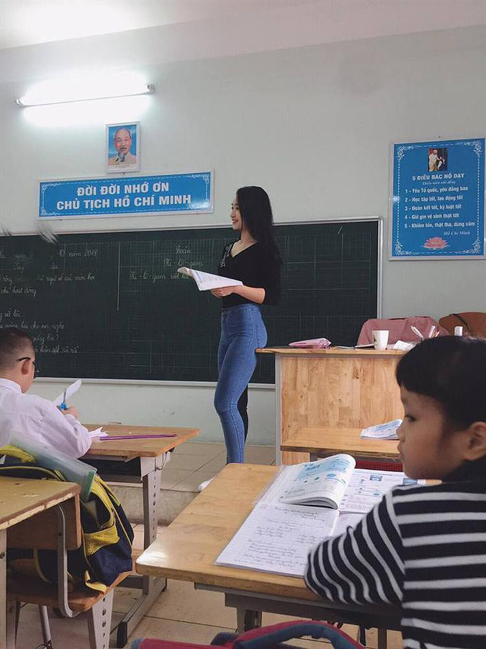 Cô giáo hot girl này từng đoạt giải hoa khôi cuộc thi Nữ sinh Thanh lịch của CĐ Sư phạm và Á khôi cuộc thi Duyên dáng Sư phạm toàn quốc vào năm 2013.