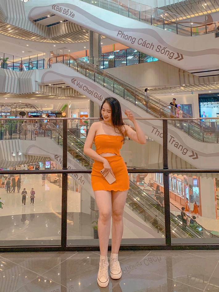 Thảo hiện là giáo viên một trường tiểu học ở Hà Nội, ngoài ra còn là một mẫu ảnh, nữ gymer đình đám.