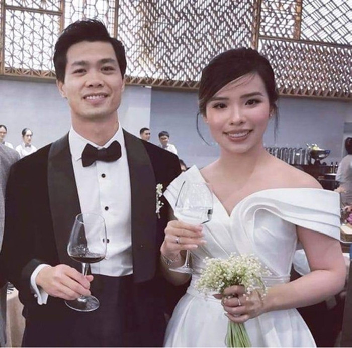 Những hình ảnh đầu tiên trong đám cưới Công Phượng được hé lộ là khoảnh khắc cô dâu, chú rể đi chúc rượu khách mời. Ở tấm hình chụp cận mặt, dân tình đã được chiêm ngưỡng nhan sắc xinh đẹp của Viên Minh trong ngày trọng đại.
