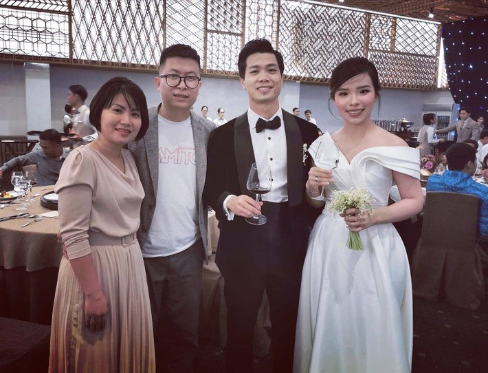 Về phần mình, chàng cầu thủ vuốt tóc bảnh bao và diện bộ vest lịch lãm. Dân tình nhanh chóng dành cho đôi vợ chồng trẻ những lời chúc mừng và mong cả hai sớm thông báo tin vui.