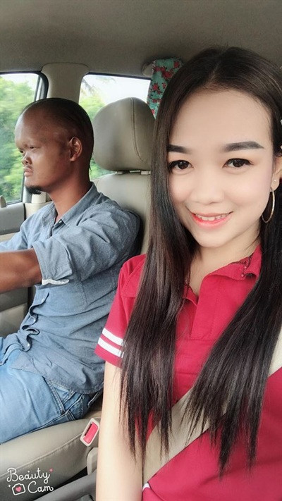 Chứng kiến cuộc sống hôn nhân hạnh phúc bất ngờ, những bình luận ác ý dành cho đôi trẻ ngày một ít đi, thay vào đó là lời bày tỏ sự ngưỡng mộ.