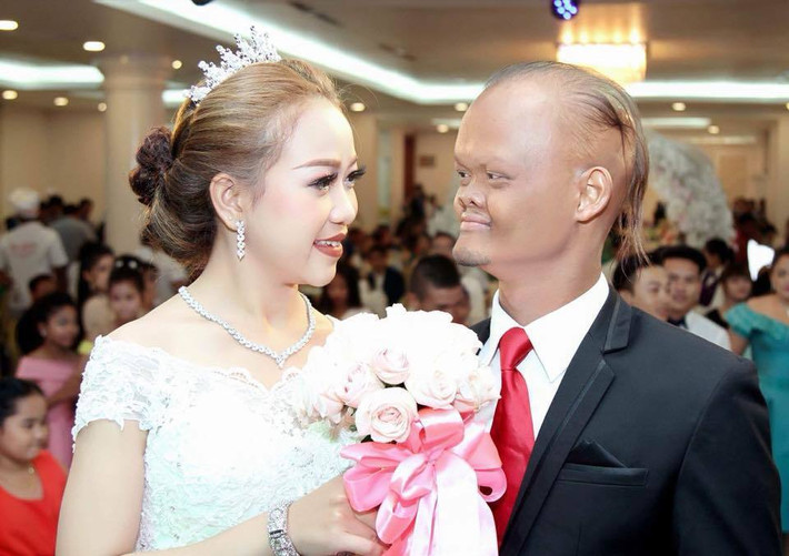 Ở thời điểm đó, cư dân mạng còn đua nhau bàn tán rằng Nong Kwan đến với Lae Joi chỉ vì tiền và sự nổi tiếng bởi anh chàng làm diễn viên hài lâu năm, tham gia nhiều chương trình và có tài sản lớn.