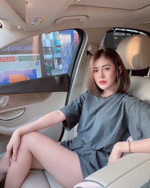 Hiện tại, Thảo Uyên thu hút đến hàng chục ngàn lượt theo dõi trên trang cá nhân. Với ngoại hình xinh đẹp, vóc dáng nổi bật, cô nàng còn làm mẫu ảnh cho một số nhãn hiệu thời trang.
