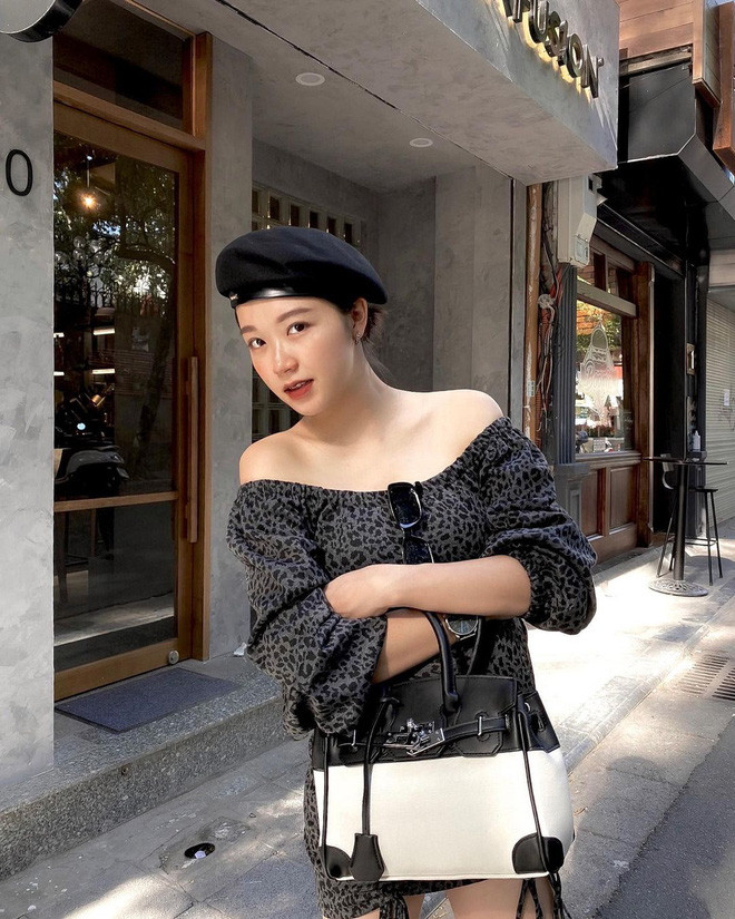 Dù đang bầu bí nhưng Tâm Xíu vẫn có gu ăn mặc rất sành điệu.