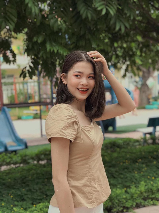 Cô giáo xinh đẹp này tốt nghiệp khoa Giáo dục mầm non, Cao đẳng Nghệ An. Cô tâm sự việc trở thành giáo viên ban đầu do định hướng của gia đình. Tuy nhiên, đến hiện tại, Linh thấy mình chọn đúng nghề.