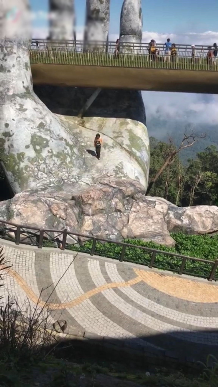 Mới đây nhất, mạng xã hội trở nên xôn xao trước đoạn clip ghi lại hình ảnh một người phụ nữ có hành động mạo hiểm khi đi lại thản nhiên trên phần lòng bàn tay khổng lồ ở Cầu Vàng, Đà Nẵng.