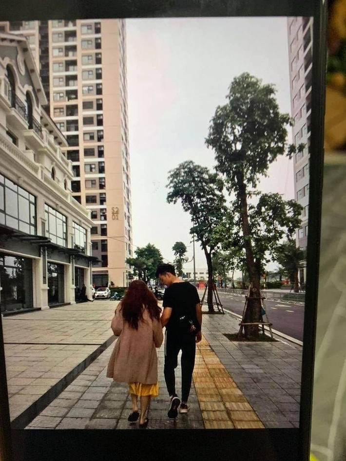 Đặc biệt hơn, dù biết chàng trai này đã có người yêu, nhưng cô nàng sinh năm 1999 Huỳnh Anh vẫn bất chấp qua lại, thậm chí còn cực kỳ mùi mẫn khi đưa nhau về nhà, ra mắt mẹ hai bên.