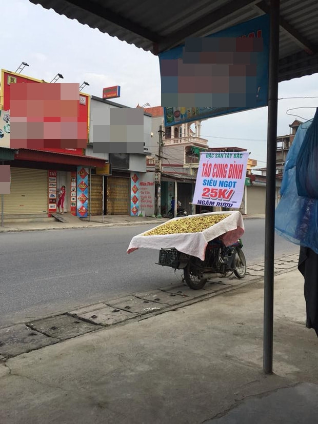 Táo cung đình ngâm rượu ngỡ đâu 25k/kg, bước lại gần mới thấy đó là giá của 1 lạng mà thôi.
