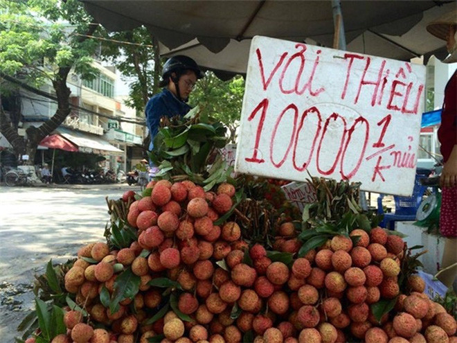 Thực tế, chiêu ghi giá nửa cân nhằm “hút” khách mua hàng không phải là mới, tuy nhiên cách quảng cáo này vẫn khá hiệu quả.