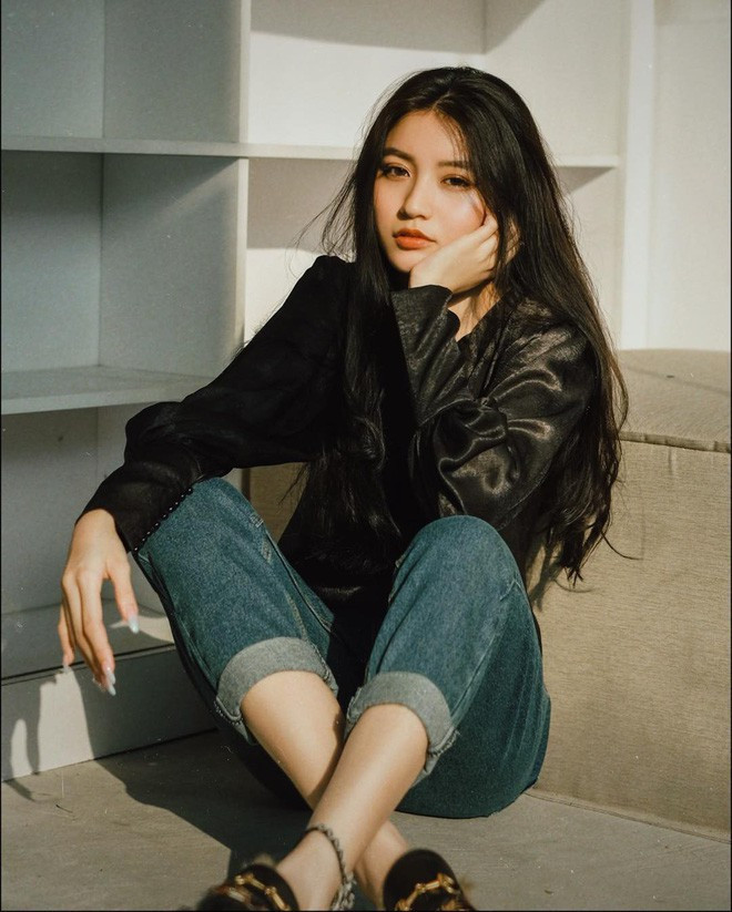 Hot girl Bâu là hot girl Sài thành nổi đình đám ở rất nhiều những fanpage chuyên “săn lùng” trai xinh gái đẹp.