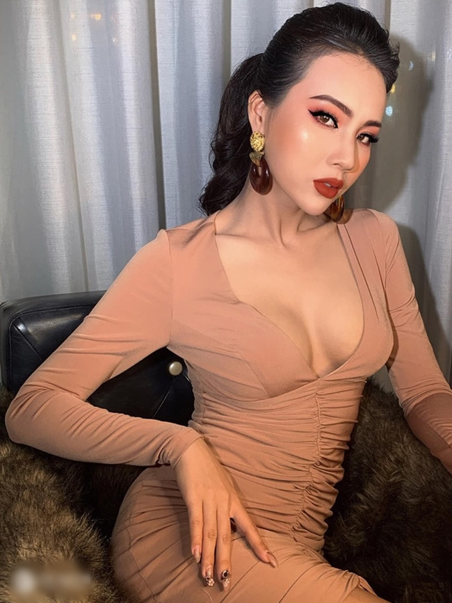 Hot girl quê Hưng Yên từng lọt top 15 của cuộc thi Miss Thăng Long 2012 và là người mẫu ảnh được yêu thích ở Hà Nội.