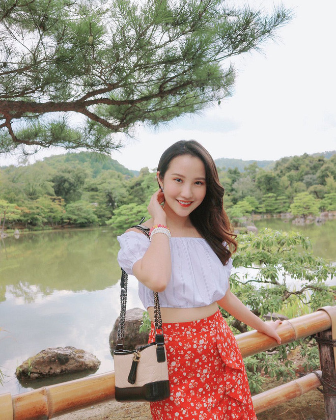 Xuất thân con nhà giàu, tủ đồ của mỹ nhân 28 tuổi không thể thiếu những món phụ kiện hàng hiệu.