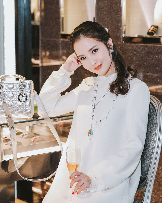 Mỗi lần đi chơi, vợ sắp cưới Phan Thành đều lên đồ đẹp mắt, là nguồn cảm hứng mix đồ cho nhiều bạn trẻ.