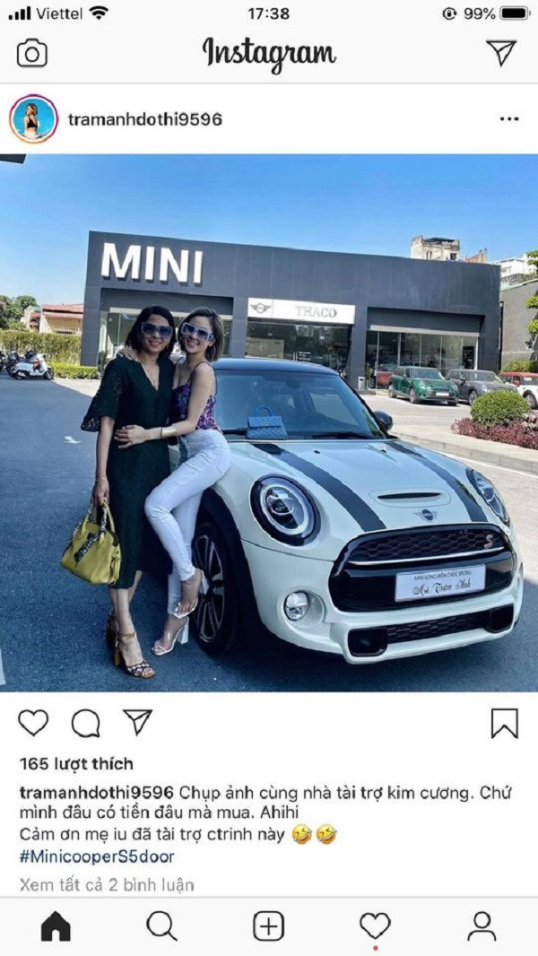Mới đây, trên trang cá nhân Trâm Anh bất ngờ khoe bức ảnh bên chiếc xe tiền tỉ khiến nhiều người tò mò về vị "đại gia" chống lưng phía sau?