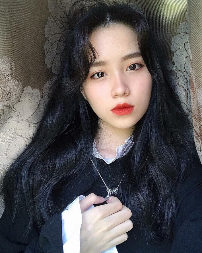 Mặc dù được gia đình chu cấp tiền ăn học nhưng Nhung muốn tự lập và hiện tại em cũng kiếm được tiền nhờ làm người mẫu ảnh và quảng cáo sản phẩm.