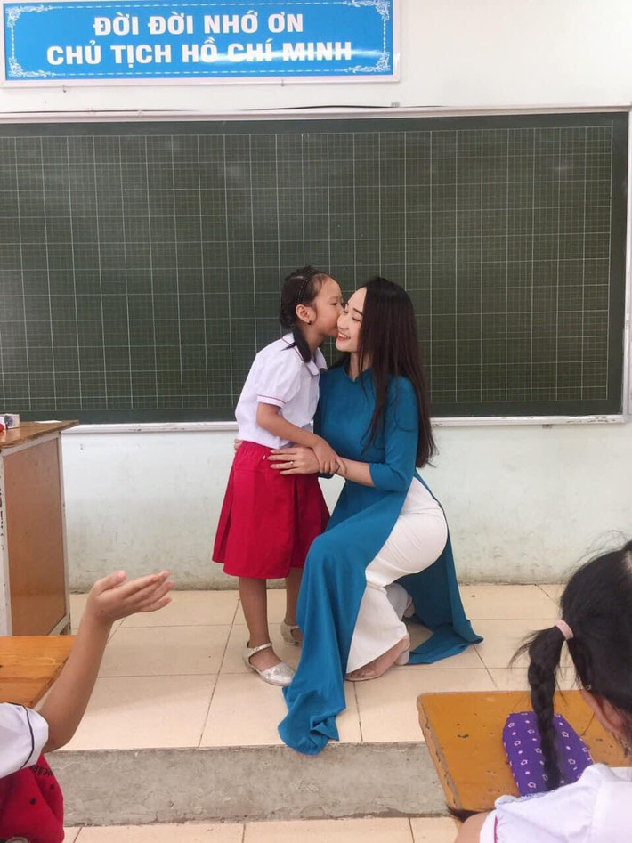 Thảo hiện là giáo viên một trường tiểu học ở Hà Nội, ngoài ra còn là một mẫu ảnh, nữ gymer đình đám.
