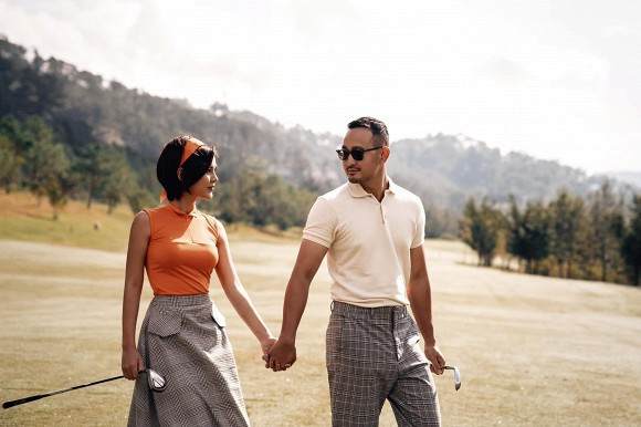Được biết, sân golf là địa điểm cực kì đặc biệt với cả hai, bởi đây là nơi MC Thu Hoài và Hoàng Nam đến với nhau. Nàng MC xinh đẹp đi nhầm sân golf nên được chàng giám đốc đích thân đứng lớp.