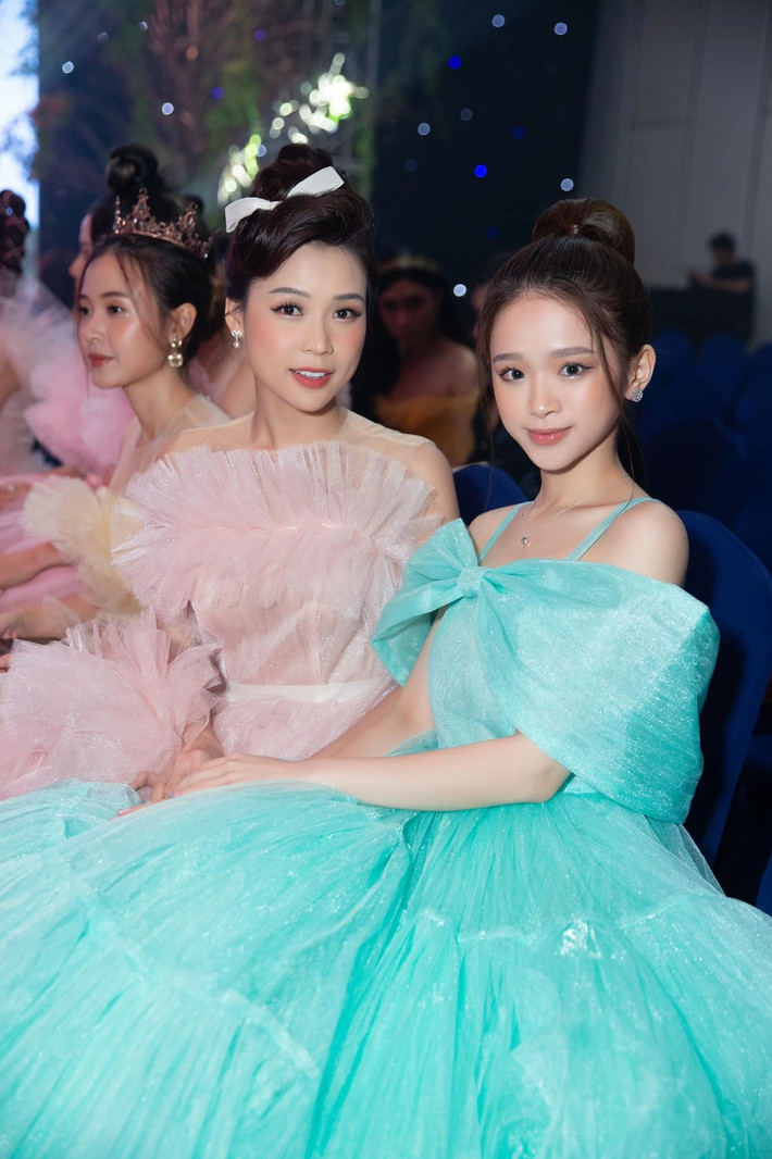 Trên trang cá nhân, cô nàng hot girl thường xuyên đăng tải những hình ảnh tham gia gameshow, bên cạnh những ngôi sao đàn anh, đàn chị đình đám như Hồ Ngọc Hà, Jun Vũ, Sam…
