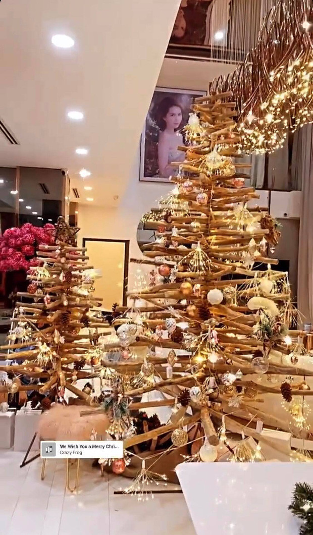 Cây thông Noel cũng đã được trang trí đâu vào đó. Nó dựng từ thanh gỗ, các “tán cây” được ghép từ vật dụng trang trí và có thêm đèn phủ quanh, tất cả đều có màu vàng cực sang chảnh.