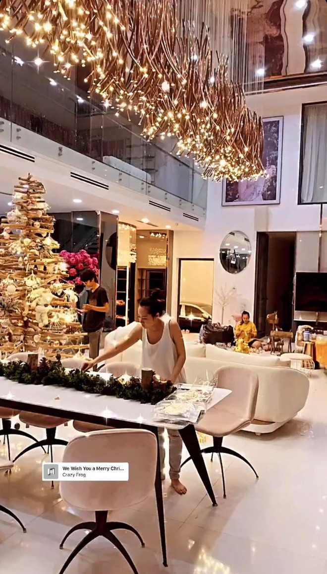 Điểm nhấn của căn phòng phải kể đến chùm đèn trần treo siêu cầu kỳ được ghép từ những thanh gỗ, bóng đèn…