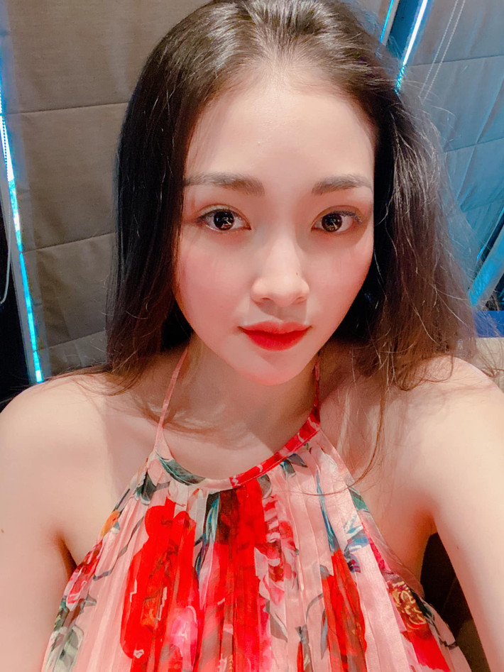 Cô chia sẻ mình luôn được chồng chiều chuộng, chăm sóc. Cô dâu Thu Hương và chồng khoe không ít khoảng khắc ngọt ngào với chồng trên trang cá nhân.