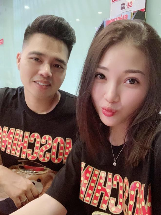 Thu Hương và ông xã Năng Tĩnh quen nhau từ nhỏ, hai gia đình cũng biết nhau đã lâu song tới khoảng năm 2018 mới nảy sinh tình cảm.