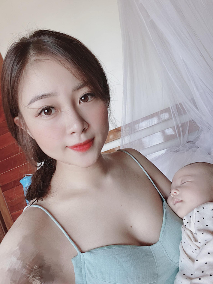 Không chỉ vậy, làn da trắng mịn càng khiến Nhật Linh dường như trẻ hơn. Không ai nghĩ rằng cô nàng đã có đứa con gái đầu lòng bởi vì nhan sắc quá trẻ trung.