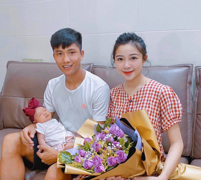 Sau khi chào đón công chúa Dâu Tây chào đời, gia đình cầu thủ Phan Văn Đức nhận được sự quan tâm đông đảo của cộng đồng mạng.