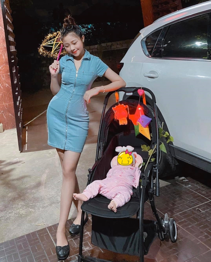 Vóc dáng, làn da của bà xã Văn Đức khiến nhiều người ghen tỵ vì đẹp như thời con gái.
