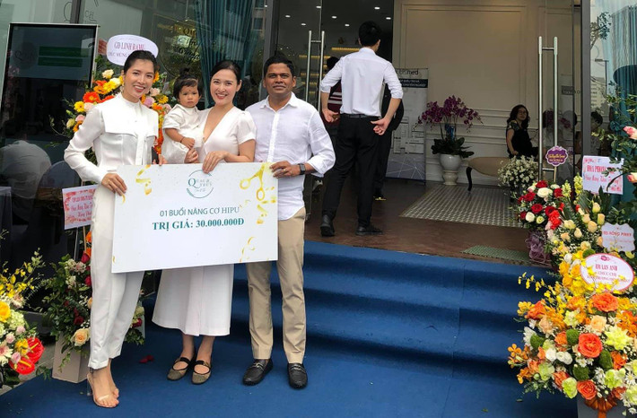 Mới đây, nữ MC của Truyền hình Nhân dân Lê Thùy Linh đã đăng tải bức ảnh hiếm hoi cùng chồng ngoại quốc và đứa con đầu lòng sau gần 2 năm kết hôn.