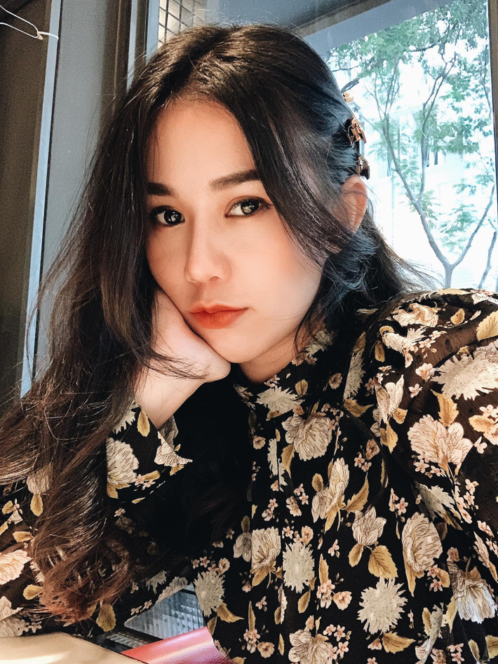 Ngoài chụp ảnh, hot girl còn tham gia diễn xuất, được khán giả biết đến qua bộ phim sitcom hài Tiệm bánh hoàng tử bé, loạt vlog Thích ăn Phở, mới đây là phim truyền hình Vua bánh mì bản Việt.