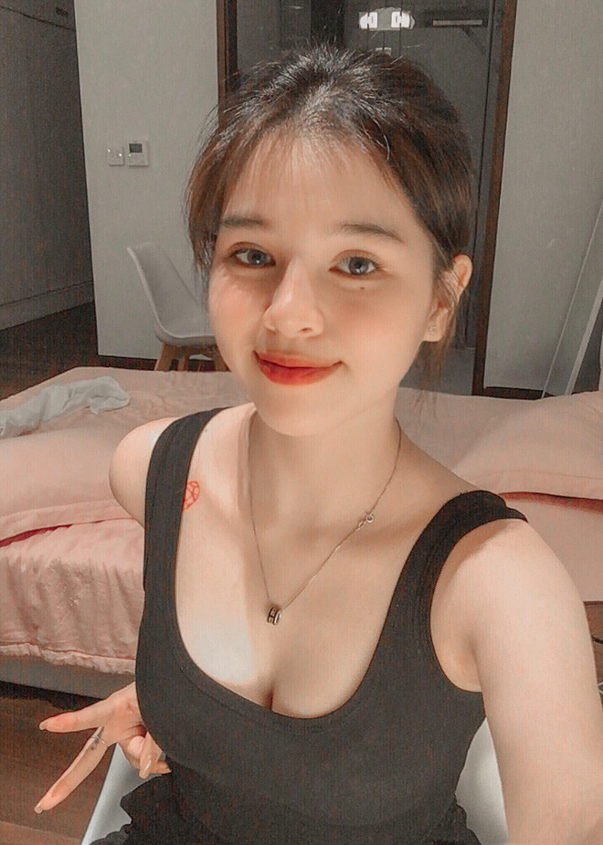 Bên cạnh đó, cô nàng kết hợp với chế độ ẩm thực hợp lý để có thân hình chuẩn chỉnh hơn.