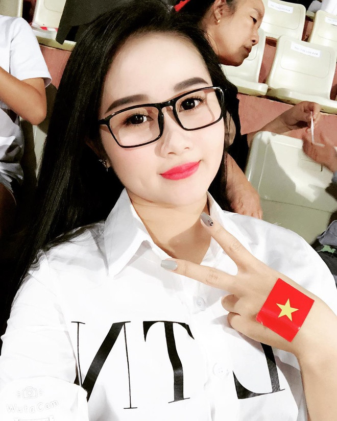Thời gian qua cả hai liên tục dính tin đồn chia tay khi tiền đạo CLB Bình Dương xóa ảnh và bỏ follow người yêu.