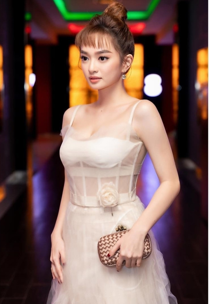 Sở hữu vóc dáng thanh mảnh hơn giúp Kaity Nguyễn thử nghiệm được nhiều loại trang phục, khí chất sang chảnh được nâng lên trông thấy.