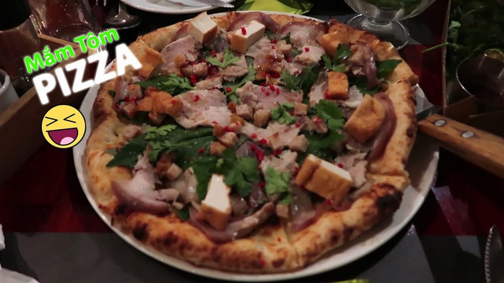 Vẫn là đế bánh được phủ một lớp phô mai nhưng chiếc pizza này lại không dùng xúc xích, thịt xông khói hay hải sản làm topping, thay vào đó lại là đậu phụ rán, thịt luộc và không thể thiếu mắm tôm và các loại rau thơm ăn kèm.