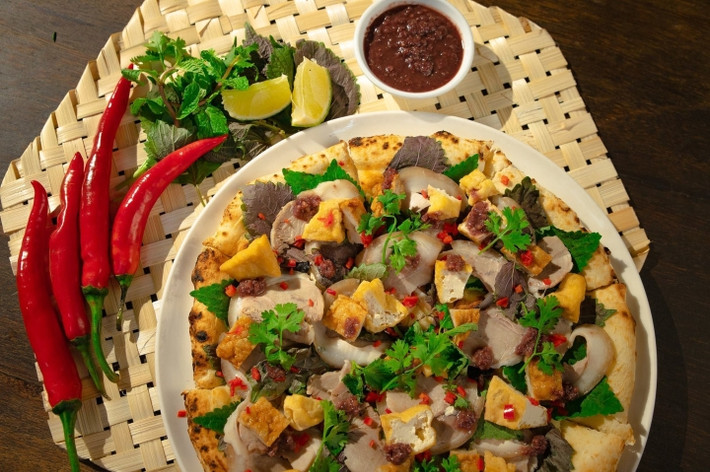 Một trong những món từng được netizen gọi là "thảm họa" ăn uống đó chính là pizza bún đậu mằm tôm.